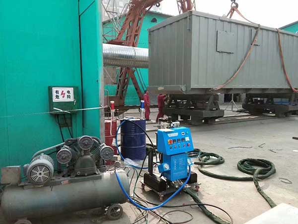 不規(guī)則物體聚氨酯噴涂機(jī) 如何選擇?(圖2) Q2600聚氨酯噴涂機(jī)應(yīng)用于移動(dòng)房噴涂發(fā)泡保溫
