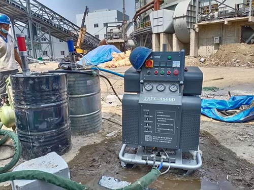 聚脲涂料防腐施工用什么機(jī)器(圖1) 液壓H5600聚脲涂料防腐施工機(jī)器
