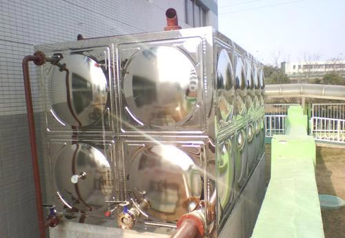 定量下料發(fā)泡機(jī)(圖4) 不銹鋼保溫水箱保溫層填充發(fā)泡聚氨酯案例
